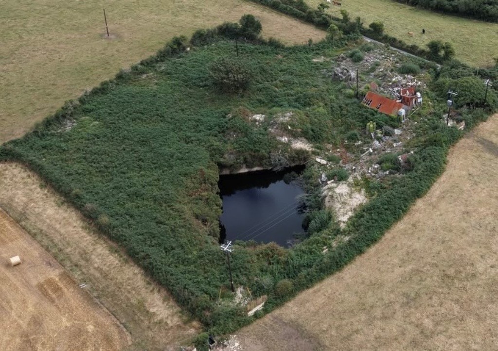 Lot: 35 - FORMER QUARRY WITH DILAPIDATED BUILDINGS ON SITE - Drone aerial view